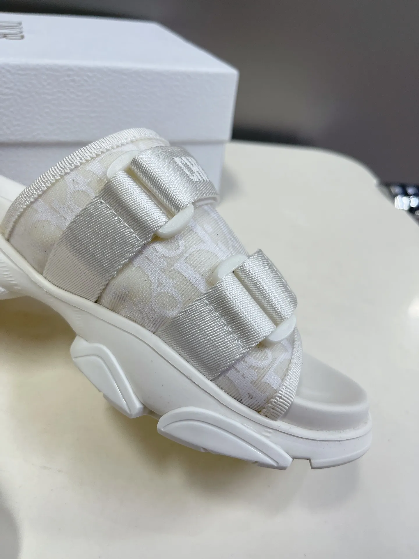 👟👟Ex-factory price 440👟👟Women's shoes Women's clothing Women's shoes Women's clothing Dior Dior classic sandals series Brand new color series Highest version on the market Original replica One-to-one material customization Design concept Sandals and sports shoe elements combination ✔️The style is very fashionable, versatile and increases height. Two Velcro straps on the upper can adjust the tightness! Original special technical fabric T👟👟Ex-factory price U➕👟👟Ex-factory price U Foam outsole Size number: 35-41